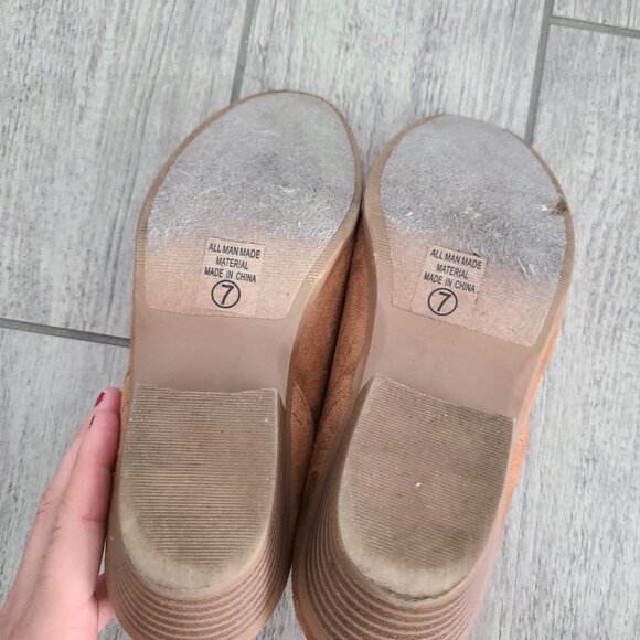 Soda women's brown suede ankle booties size 7 - Picture 11 of 13